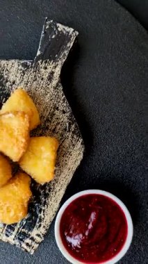Kızarmış mozzarella ya da kızılcık ya da ahududu soslu peynir. Fast food, aperatif, abur cubur