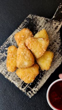 Kızarmış mozzarella ya da kızılcık ya da ahududu soslu peynir. Fast food, aperatif, abur cubur