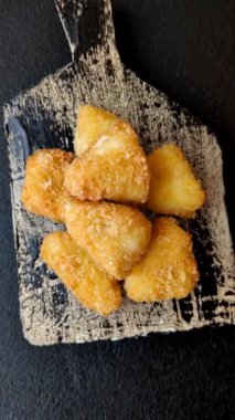 Kızarmış mozzarella ya da kızılcık ya da ahududu soslu peynir. Fast food, aperatif, abur cubur