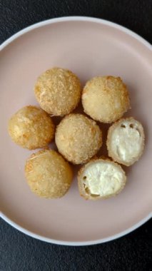 Kızarmış peynirli toplar ya da patatesli kroket ya da pilav. Abur cubur, fast food, abur cubur