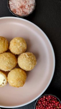 Kızarmış peynirli toplar ya da patatesli kroket ya da pilav. Abur cubur, fast food, abur cubur