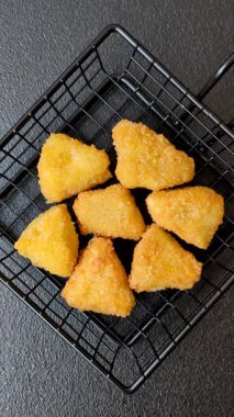 Kızarmış mozzarella ya da kızılcık ya da ahududu soslu peynir. Fast food, aperatif, abur cubur