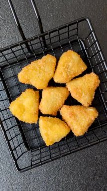 Kızarmış mozzarella ya da kızılcık ya da ahududu soslu peynir. Fast food, aperatif, abur cubur