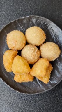 Kızarmış mozzarella ya da kızılcık ya da ahududu soslu peynir. Fast food, aperatif, abur cubur