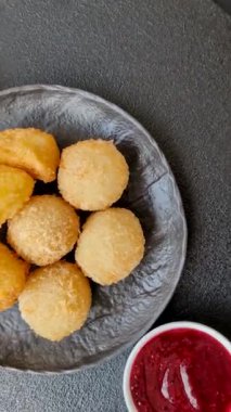 Kızarmış mozzarella ya da kızılcık ya da ahududu soslu peynir. Fast food, aperatif, abur cubur