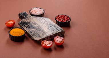 Tek renkli kahverengi arka planda boş ahşap kesim tahtası. Yemek masasında çatal bıçak takımı olan boş bir tahta.