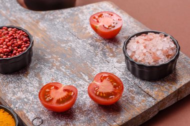 Tek renkli kahverengi arka planda boş ahşap kesim tahtası. Yemek masasında çatal bıçak takımı olan boş bir tahta.
