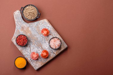 Tek renkli kahverengi arka planda boş ahşap kesim tahtası. Yemek masasında çatal bıçak takımı olan boş bir tahta.