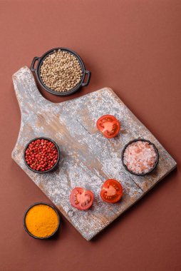 Tek renkli kahverengi arka planda boş ahşap kesim tahtası. Yemek masasında çatal bıçak takımı olan boş bir tahta.