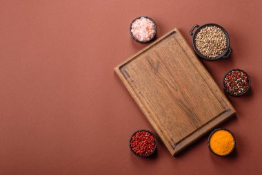 Tek renkli kahverengi arka planda boş ahşap kesim tahtası. Yemek masasında çatal bıçak takımı olan boş bir tahta.