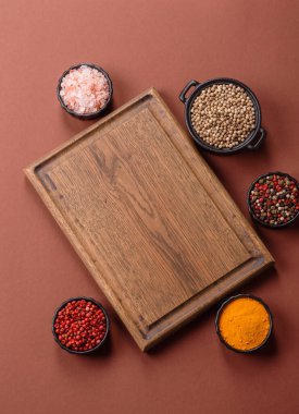 Tek renkli kahverengi arka planda boş ahşap kesim tahtası. Yemek masasında çatal bıçak takımı olan boş bir tahta.