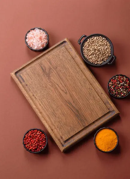 Tek renkli kahverengi arka planda boş ahşap kesim tahtası. Yemek masasında çatal bıçak takımı olan boş bir tahta.