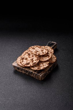 Yahudi bayramı için buğday ekmeği. Kaşer ince buğday hamurlu ekmek.