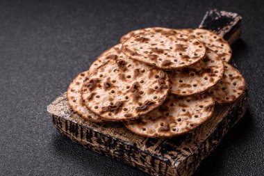 Yahudi bayramı için buğday ekmeği. Kaşer ince buğday hamurlu ekmek.