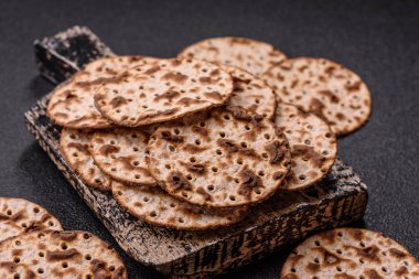 Yahudi bayramı için buğday ekmeği. Kaşer ince buğday hamurlu ekmek.