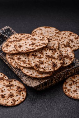 Yahudi bayramı için buğday ekmeği. Kaşer ince buğday hamurlu ekmek.