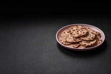 Yahudi bayramı için buğday ekmeği. Kaşer ince buğday hamurlu ekmek.