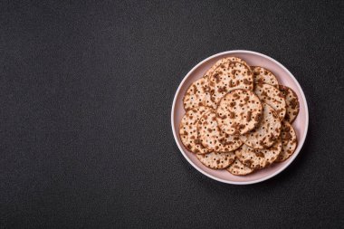 Yahudi bayramı için buğday ekmeği. Kaşer ince buğday hamurlu ekmek.