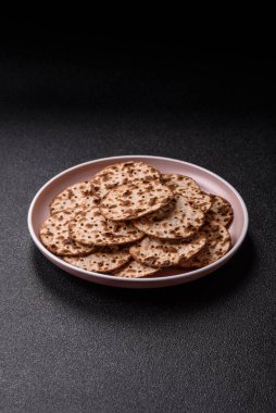 Yahudi bayramı için buğday ekmeği. Kaşer ince buğday hamurlu ekmek.