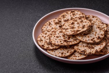 Yahudi bayramı için buğday ekmeği. Kaşer ince buğday hamurlu ekmek.