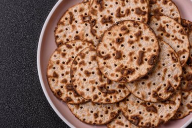 Yahudi bayramı için buğday ekmeği. Kaşer ince buğday hamurlu ekmek.
