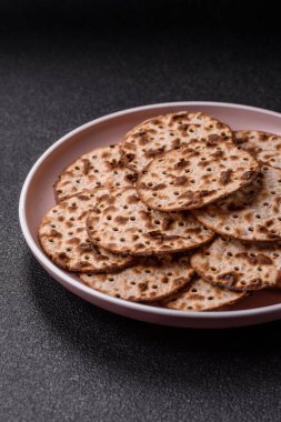 Yahudi bayramı için buğday ekmeği. Kaşer ince buğday hamurlu ekmek.