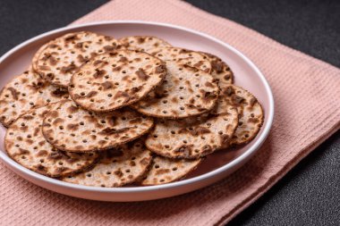 Yahudi bayramı için buğday ekmeği. Kaşer ince buğday hamurlu ekmek.