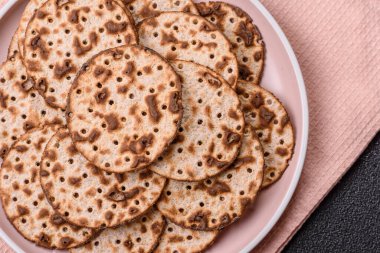 Yahudi bayramı için buğday ekmeği. Kaşer ince buğday hamurlu ekmek.