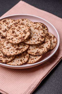 Yahudi bayramı için buğday ekmeği. Kaşer ince buğday hamurlu ekmek.