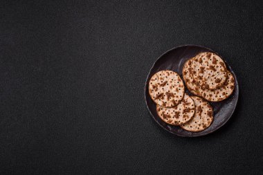 Yahudi bayramı için buğday ekmeği. Kaşer ince buğday hamurlu ekmek.