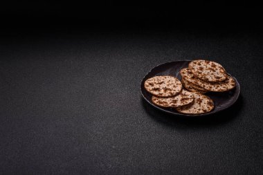 Yahudi bayramı için buğday ekmeği. Kaşer ince buğday hamurlu ekmek.