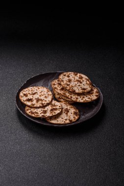 Yahudi bayramı için buğday ekmeği. Kaşer ince buğday hamurlu ekmek.