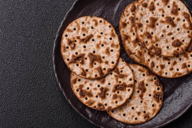 Yahudi bayramı için buğday ekmeği. Kaşer ince buğday hamurlu ekmek.