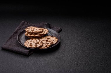 Yahudi bayramı için buğday ekmeği. Kaşer ince buğday hamurlu ekmek.