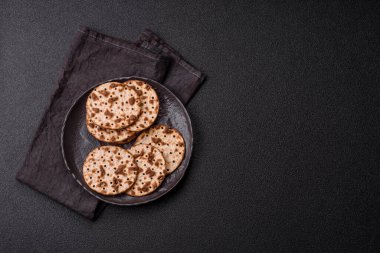 Yahudi bayramı için buğday ekmeği. Kaşer ince buğday hamurlu ekmek.