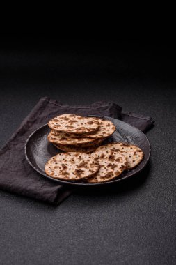 Yahudi bayramı için buğday ekmeği. Kaşer ince buğday hamurlu ekmek.