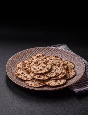 Yahudi bayramı için buğday ekmeği. Kaşer ince buğday hamurlu ekmek.