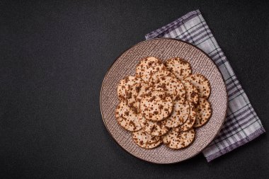 Yahudi bayramı için buğday ekmeği. Kaşer ince buğday hamurlu ekmek.