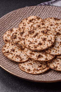 Yahudi bayramı için buğday ekmeği. Kaşer ince buğday hamurlu ekmek.