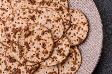 Yahudi bayramı için buğday ekmeği. Kaşer ince buğday hamurlu ekmek.