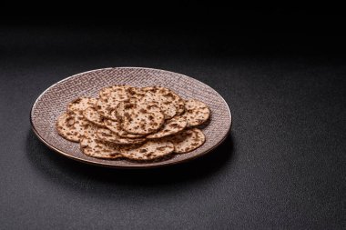 Yahudi bayramı için buğday ekmeği. Kaşer ince buğday hamurlu ekmek.