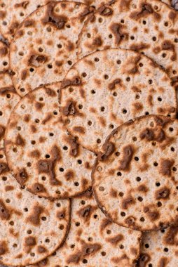 Yahudi bayramı için buğday ekmeği. Kaşer ince buğday hamurlu ekmek.