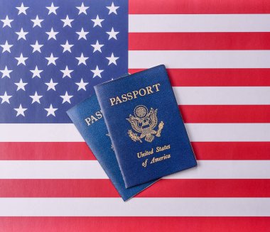 Amerikan pasaportu, Amerikan bayrağının arka planına karşı. Seyahat ve iş belgesi