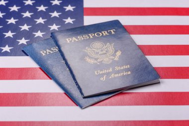 Amerikan pasaportu, Amerikan bayrağının arka planına karşı. Seyahat ve iş belgesi