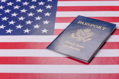 Amerikan pasaportu, Amerikan bayrağının arka planına karşı. Seyahat ve iş belgesi