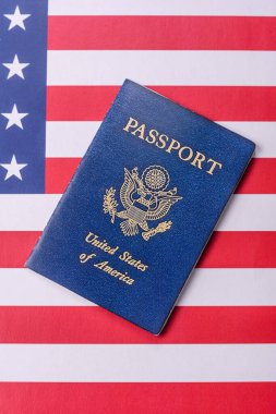 Amerikan pasaportu, Amerikan bayrağının arka planına karşı. Seyahat ve iş belgesi
