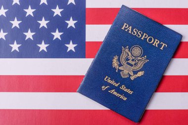 Amerikan pasaportu, Amerikan bayrağının arka planına karşı. Seyahat ve iş belgesi