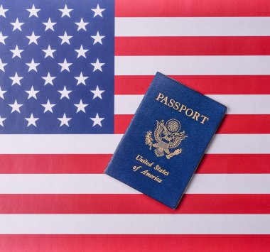 Amerikan pasaportu, Amerikan bayrağının arka planına karşı. Seyahat ve iş belgesi