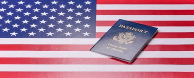 Amerikan pasaportu, Amerikan bayrağının arka planına karşı. Seyahat ve iş belgesi