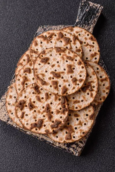 Yahudi bayramı için buğday ekmeği. Kaşer ince buğday hamurlu ekmek.